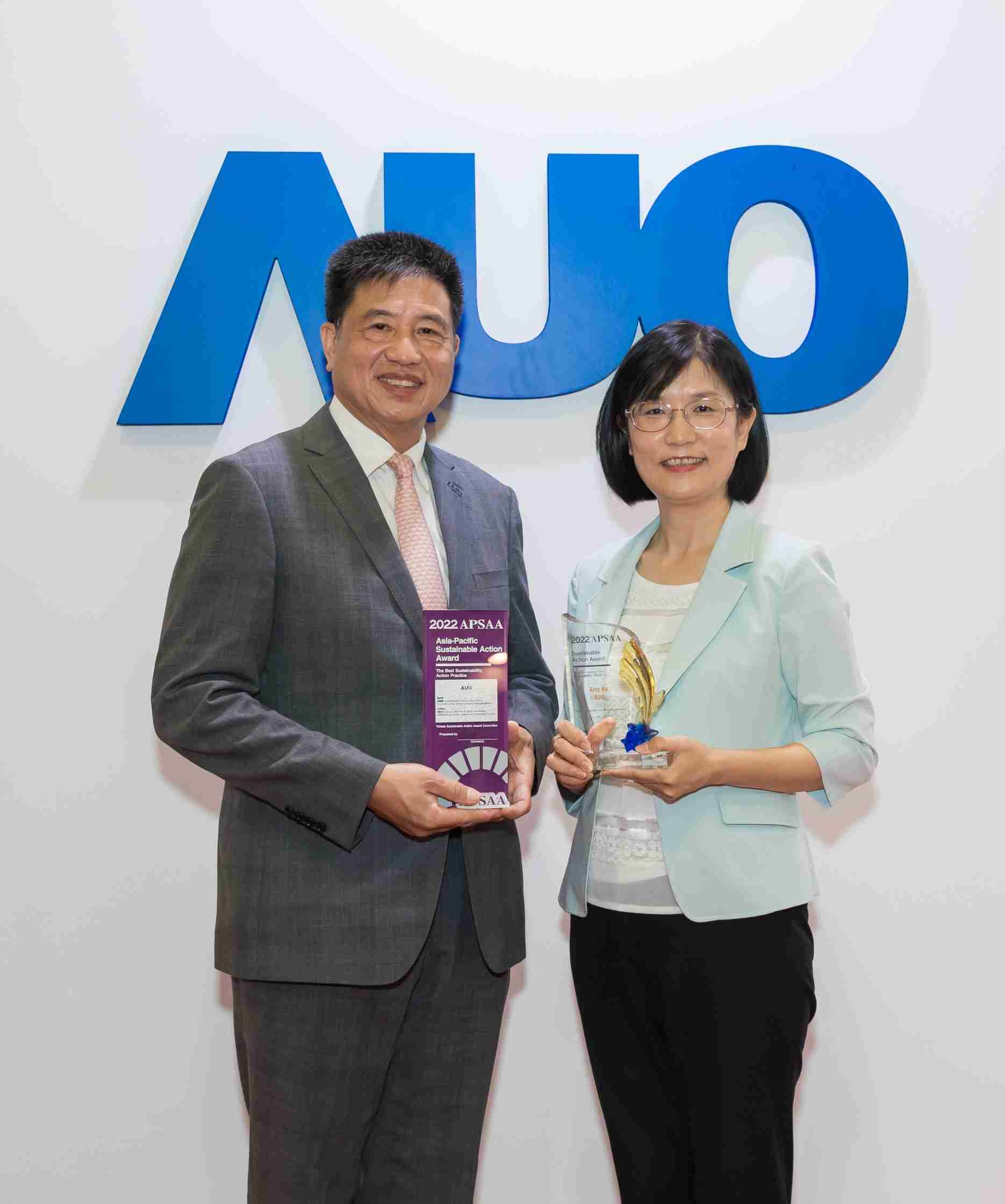 万利长期垫筑永续远景的基石，，，透过ESG暨气候委员会逐步实践永续策略蓝图。。。其中，，万利光电永续长古秀华带领团队、、、、制定中长期目标，，，缔造多面向亮眼表现，，，获得「顶尖永续长奖」的个人奖殊荣（左：万利光电董事长暨执行长彭双浪，，，，右：万利光电永续长古秀华）