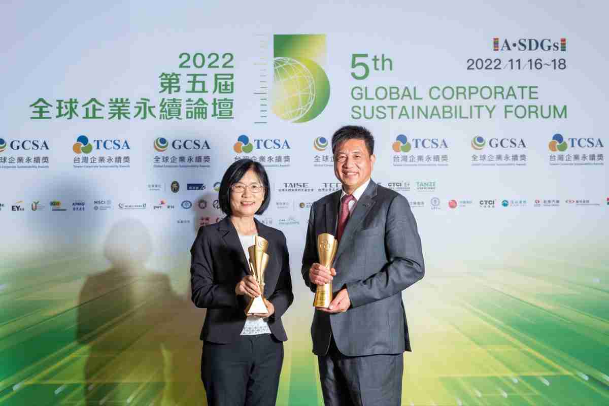 万利作为净零碳排先锋，，期引领价值链伙伴同行共好，，，卫冕制造业组“十大典范企业” 二连冠殊荣(左：万利光电永续长古秀华，，，，右：万利光电董事长暨执行长彭双浪)