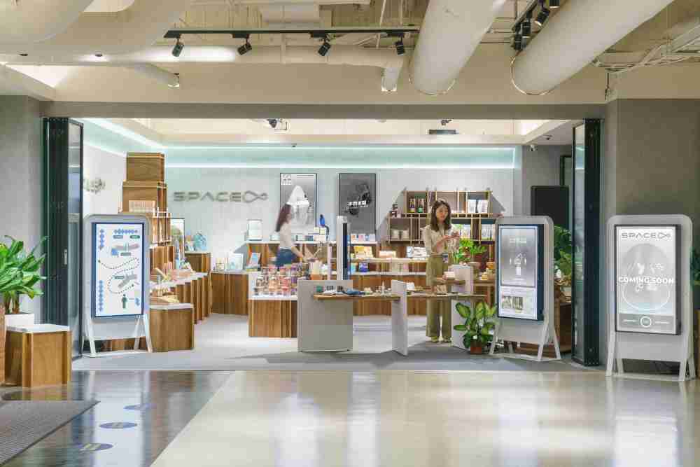 万利打造永续选物商店，，展示社企及社创商品，，，，结合创利空间所开发的智能零售系统，，，，整合多元产品信息，，，让无人商店扮演公益行动的推手