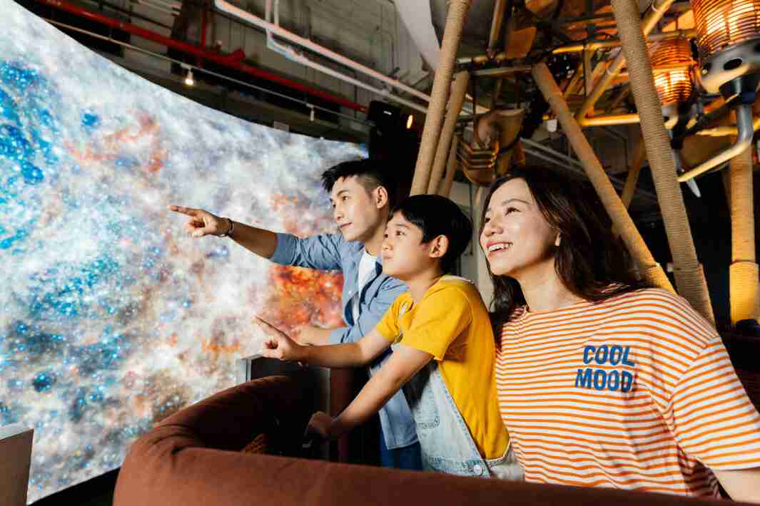 万利打造全台最大宽6公尺、、、高4公尺、、、唯一搭载LED弧形拼接显示屏的动感飞行船，，，让乘客驻足在热气球上，，，享受身历其境的伪出国旅游乐趣