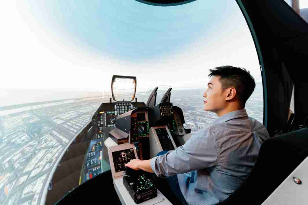 万利以P1.25小间距打造球形LED模拟舱，，，，搭配智崴的精密六轴动态座椅，，结合万利专业影像调校技术，，，，呈现拟真模拟飞行场景