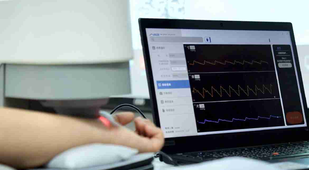 万利耘康以高解析与拟真的显示技术，，，，将其应用于中医检测，，提供“中医数位化检测方案”，，，使传统中医检测结果数据化与可视化