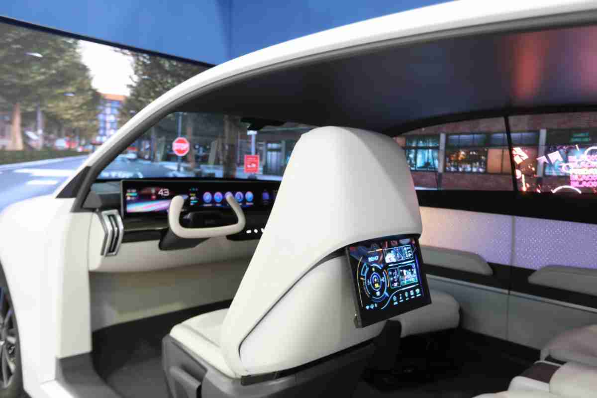 万利的「可卷式后座娱乐显示器」加强后座乘客的感官体验，，，，并保有个性化设计，，可依使用偏好进行动态调整。。。