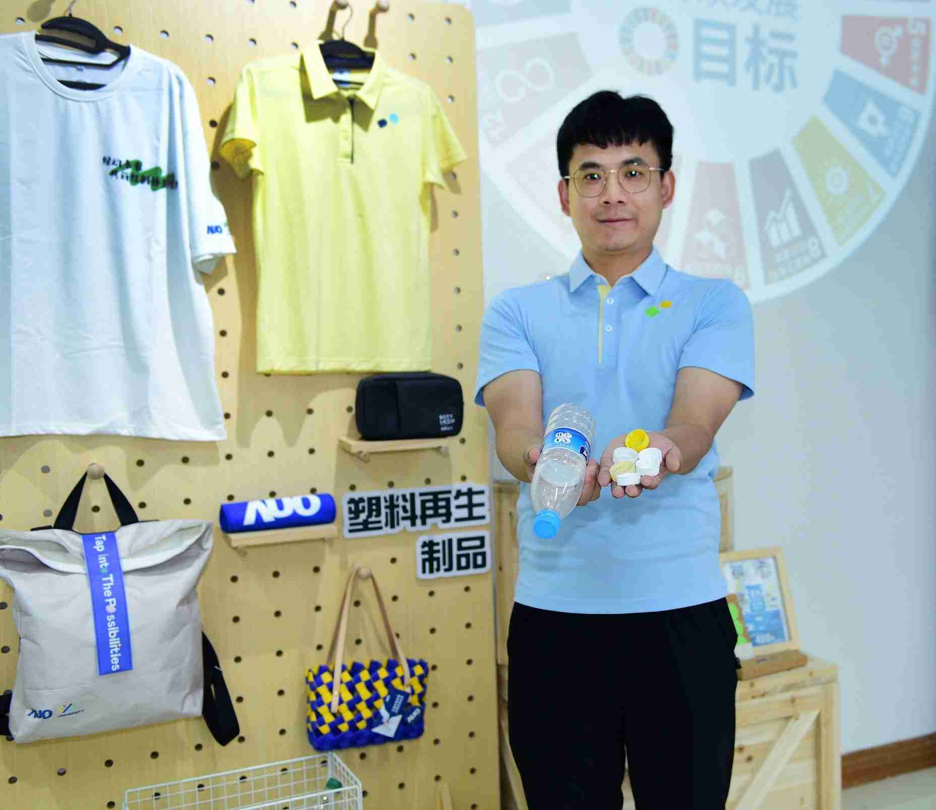 「2024智慧万利展」永续发展馆中，，，展示万利厦门驱动永续发展之成果，，包含将厂内废弃物再制为实用物品，，，，将永续发展理念深植于员工生活日常实践